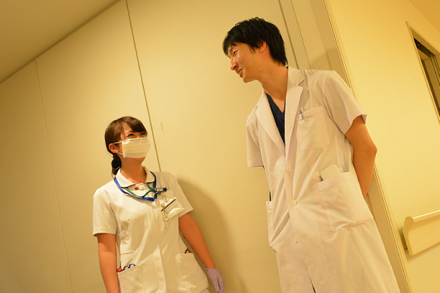 病棟で看護師から患者様の様子を確認