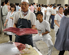 院内でマグロの解体ショー